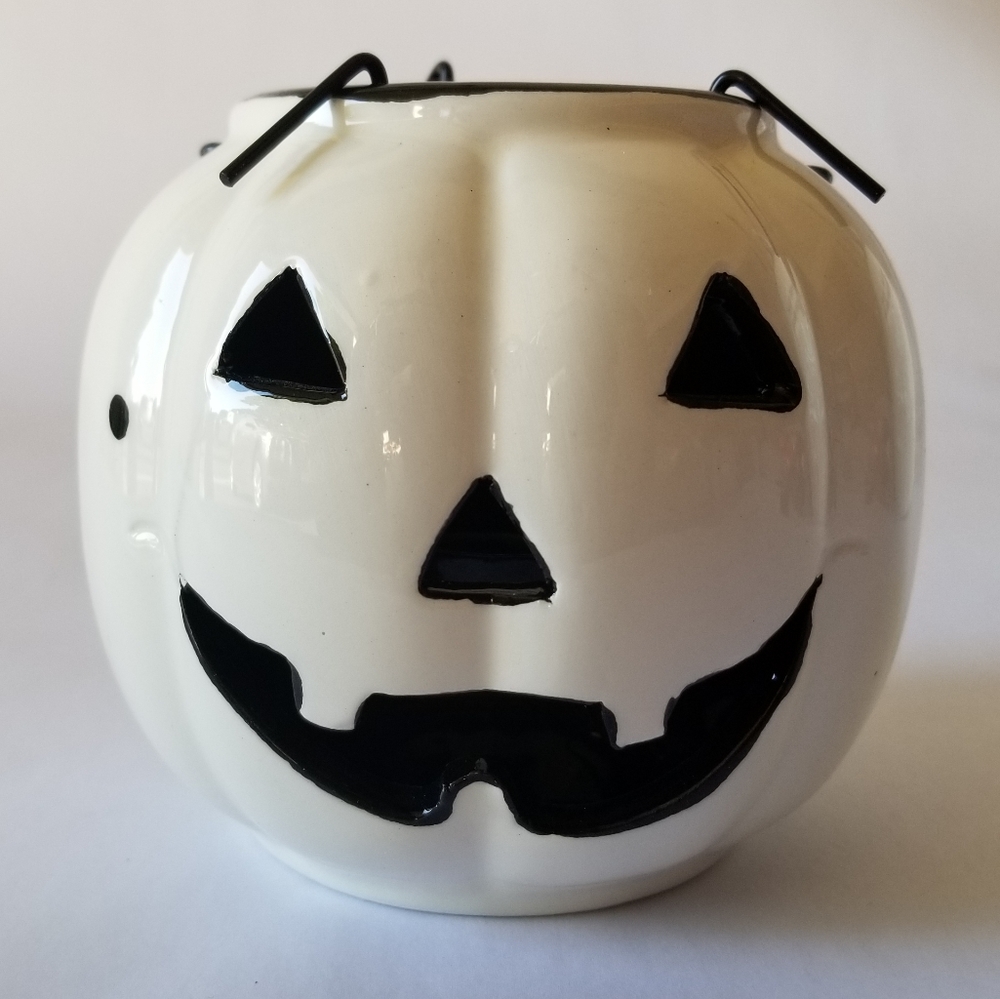 Jack-o'-lantern Tealight Holder